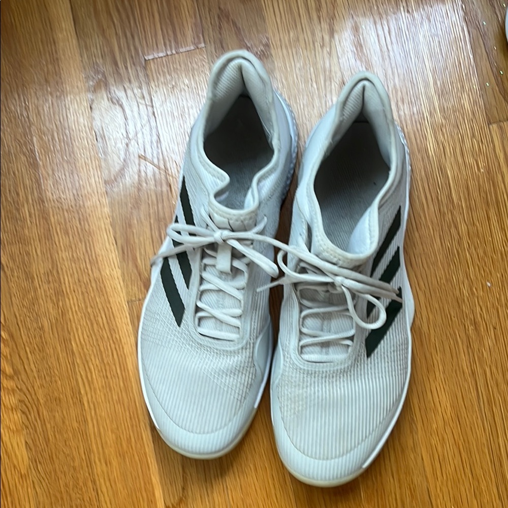 Great pair of mens pickleball sneakers